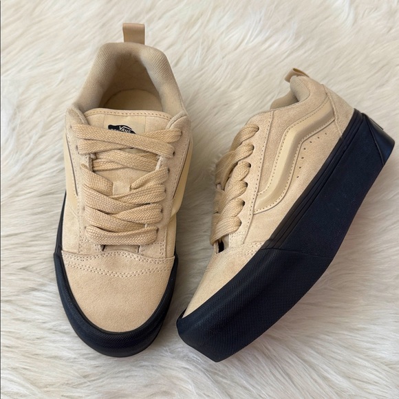 Vans Women’s Knu Stack Beige and Black Platform Sneakers Size 7 Men’s 5.5 - Picture 1 of 16